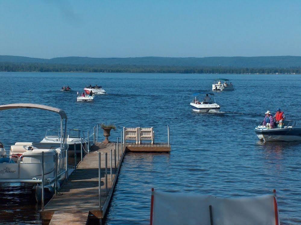 Готель Sands On Golden Lake Екстер'єр фото